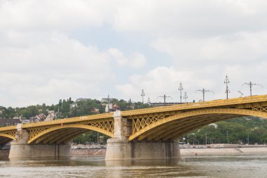Budapeşte'de yakın zamanda yenilenen margit Köprüsü manzaralı görünüm.