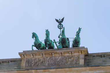 Brandenburger Tor (Brandenburg Kapısı) Antik ağ geçididir