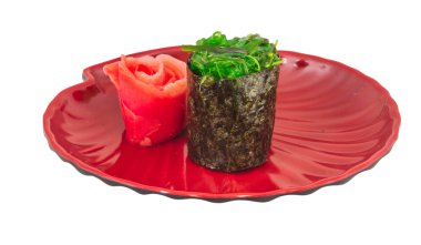 Japon taze maki sushi ile yeşil yosun chuka