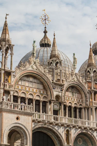 Saint marks basiliek, de kathedraal, de kerk standbeelden mozaïeken details — Stockfoto