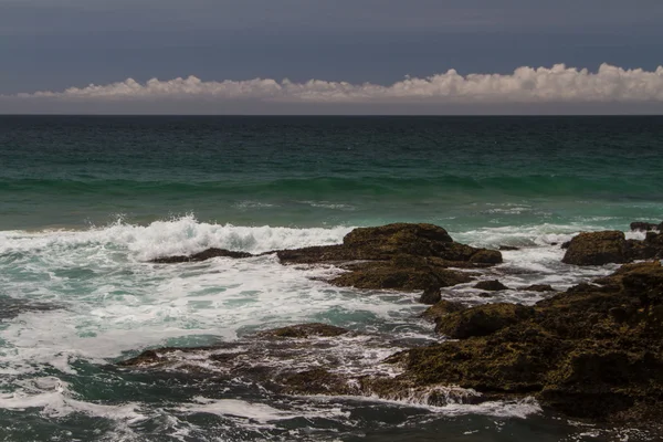 Les vagues se battant sur la côte rocheuse déserte de l'océan Atlantique, Portugal — Photo