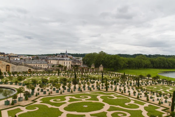 Słynny pałac Wersalu pod Paryżem, Francja z pięknym garde — Zdjęcie stockowe