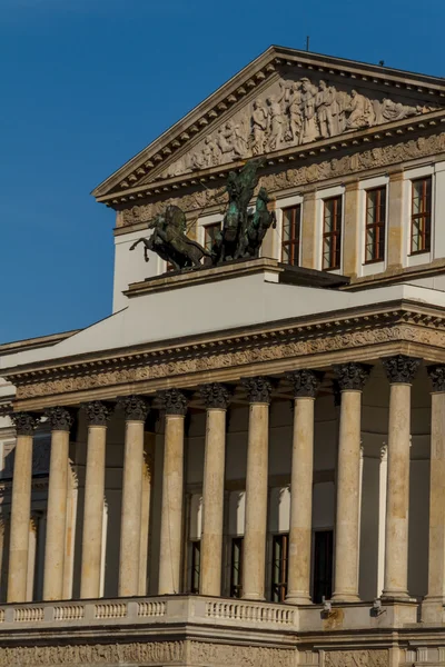 Варшава - Нацiональної опери та Національного театру побудувати — стокове фото