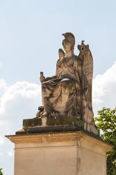 PARIGI - 7 GIUGNO: edificio del Louvre il 7 giugno 2012 al Museo del Louvre — Foto Stock