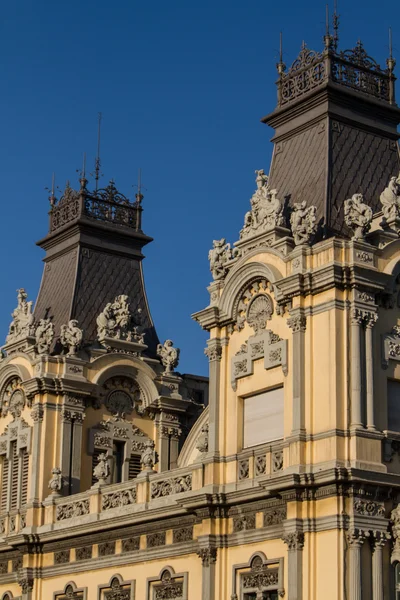 美丽的旧建筑 (西班牙巴塞罗那) — 图库照片