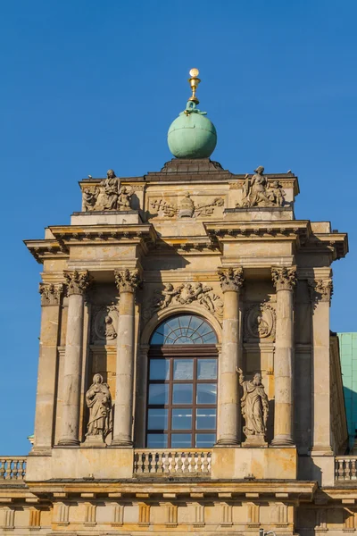 Warszawa, Polen - carmelite church på berömda krakowskie przedmiescie — Stockfoto