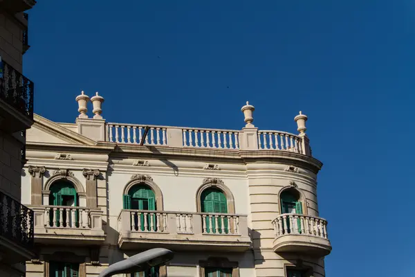 Старая красивая архитектура Барселоны (Испания) ) — стоковое фото