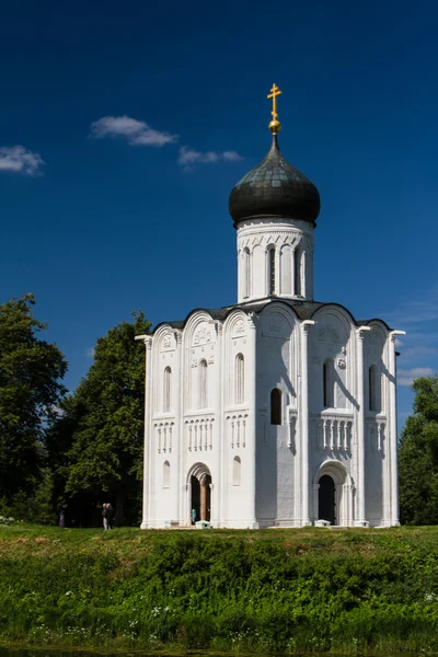 Kyrka förbön på nerl floden — Stockfoto