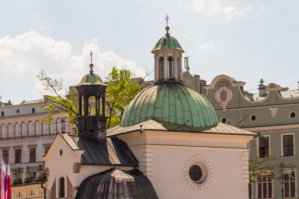 クラクフ、ポーランドのメイン広場のセント ・ ジェームズ教会 — ストック写真