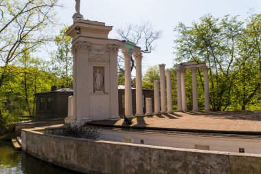 Łazienki parkı ile Roma Tiyatrosu ve wate sarayının ilham