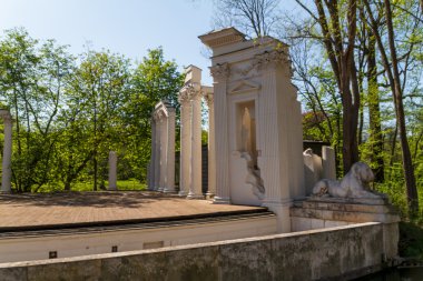 Łazienki parkı ile Roma Tiyatrosu ve wate sarayının ilham
