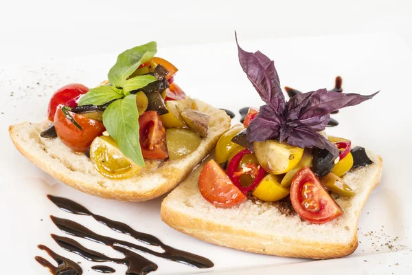 Saftige Tomaten auf frischem Brot, Pesto als Belag — Stockfoto