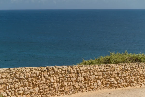 Spiaggia sulla costa atlantica nel tempo tempestoso vicino a Lisbona, Por — Foto Stock