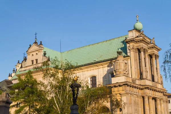 Warsaw, Polen - Karmelieten kerk van beroemde krakowskie przedmies — Stockfoto