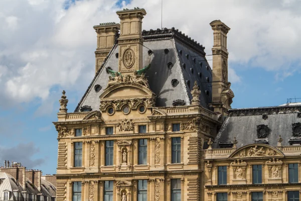 Parijs - 7 juni: louvre gebouw op 7 juni 2012 in museum de Leuvre — Stockfoto