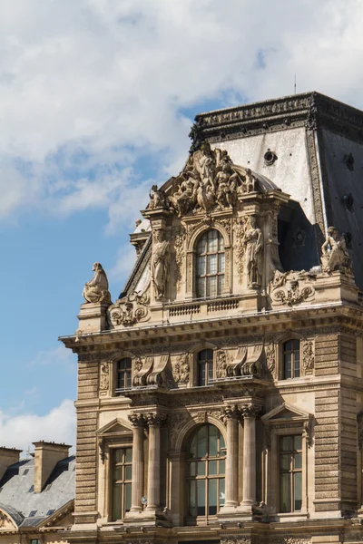 PARIGI - 7 GIUGNO: edificio del Louvre il 7 giugno 2012 al Museo del Louvre — Foto Stock