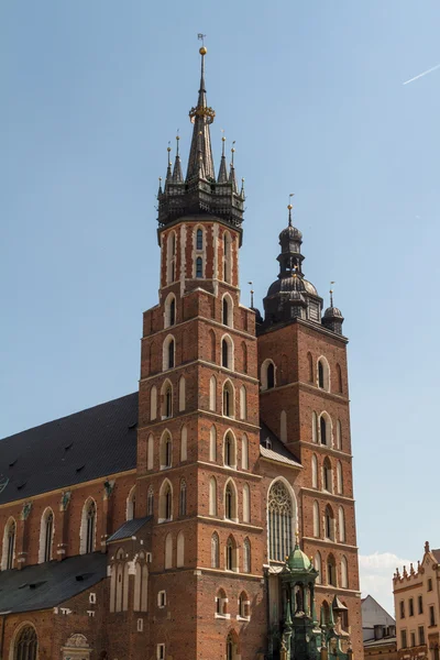 St. Mary 's Basilica (Mariacki Church) - известная кирпичная готическая церковь в Кракове — стоковое фото