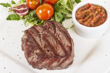 Beyaz bir arka plan üzerinde izole ızgara sığır eti biftek