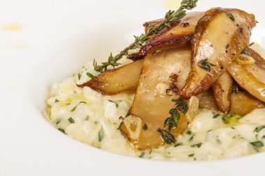 lezzetli risotto yemek otlar ve mantarlı whit üzerinde fotoğraf