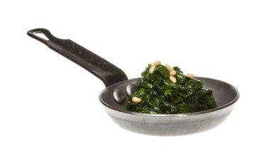 Kavrulmuş tavada haşlanmış ıspanak.