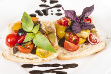 taze ekmek üzerinde sulu domates, pesto tepesi olarak