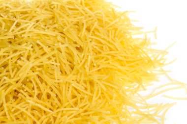 Beyaz zemin üzerinde izole İtalyan makarnası (makarna)