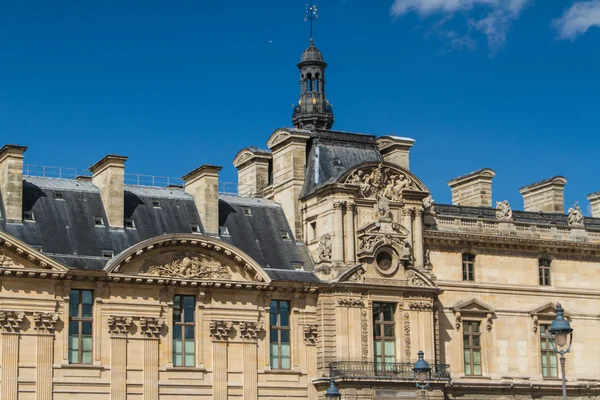 PARÍS - 7 DE JUNIO: Edificio del Louvre el 7 de junio de 2012 en el Museo del Louvre — Foto de Stock