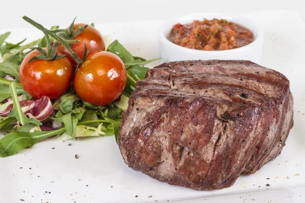 Bife de carne grelhada isolado em um fundo branco — Fotografia de Stock