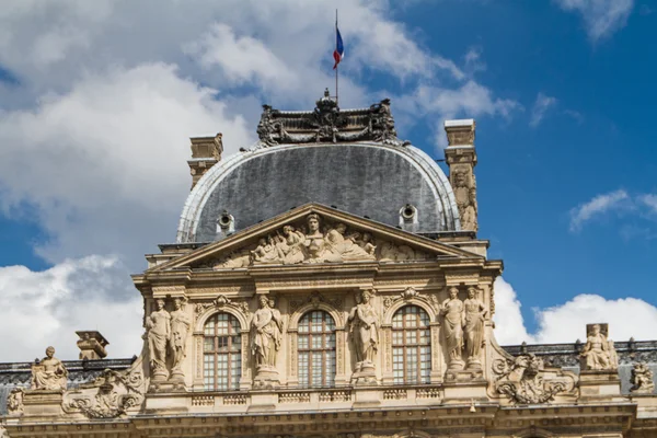 Paris - 7 juni: Louvren byggnad den 7 juni, 2012 i Louvren — Stockfoto
