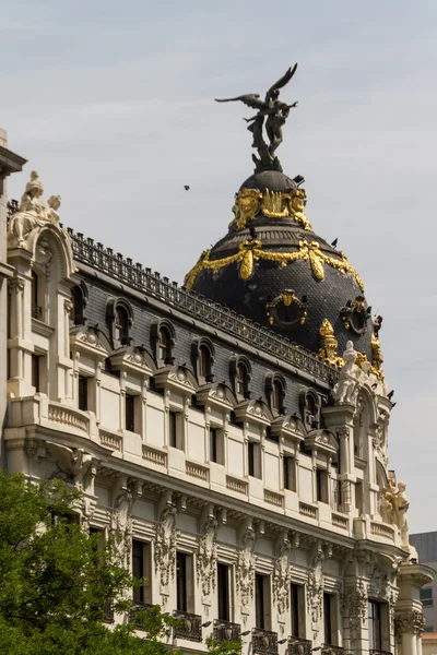 Metropolis byggnad fasad ligger i madrid, Spanien — Stockfoto