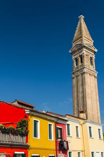 A fila de casas coloridas na rua Burano, Itália . — Fotografia de Stock