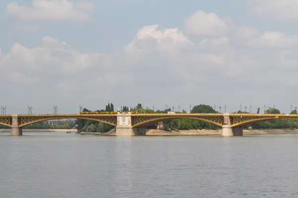 Malowniczy widok na most margit niedawno odnowiona w Budapeszcie. — Zdjęcie stockowe