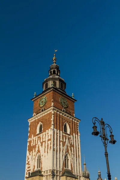 Torre del ayuntamiento en la plaza principal de Cracovia — Foto de Stock