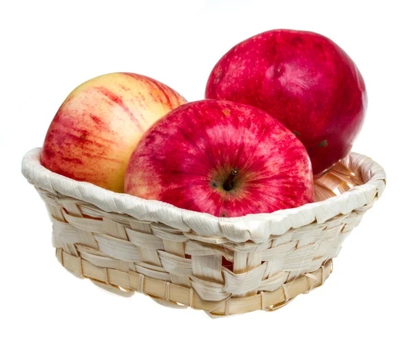 Čerstvá červená jablka v misce izolovaných na bílém pozadí — Stock fotografie