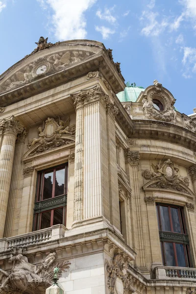 Architektonické detaily Opera national de paris: čelní fasády. — Stock fotografie