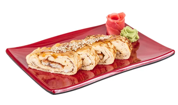 Omelet Maki Sushi - Rotolo di anguilla affumicata all'interno. Sopra con — Foto Stock