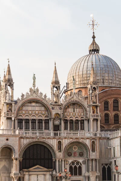 Basílica de San Marcos, Catedral, Estatuas de la Iglesia Mosaicos Detalles Palacio Ducal Venecia Italia —  Fotos de Stock