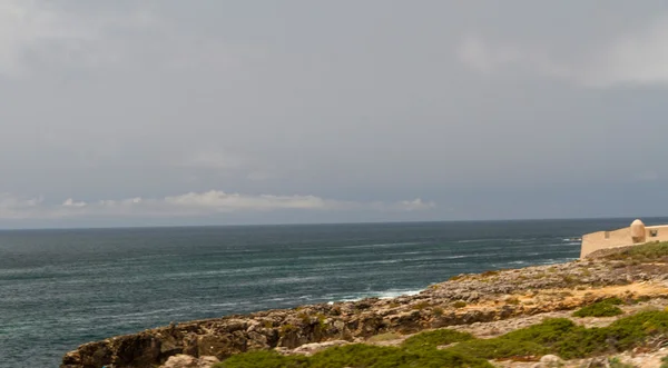Playa en la costa del Océano Atlántico en tiempo tormentoso cerca de Lisboa, Por — Foto de Stock