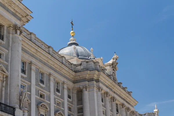 Königspalast in Madrid - architektonischer Hintergrund — Stockfoto