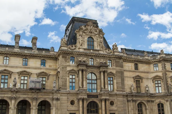 ПАРИЖ - 7 июня: Здание Лувра 7 июня 2012 года в Лувре — стоковое фото