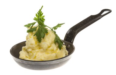 Tavada kavrulmuş patates püresi