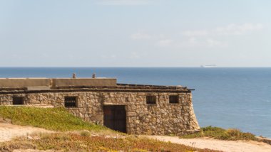 lisbon, por yakınındaki fırtınalı havalarda Atlas Okyanusu kıyısındaki Beach