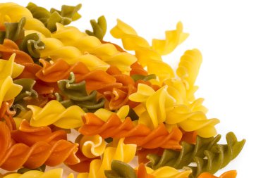 farklı renkler, beyaz arka planda pişmemiş makarna düdük