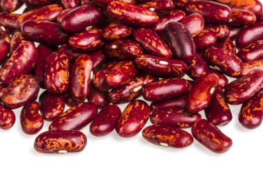 beyaz zemin üzerine barbunya fasulyesi