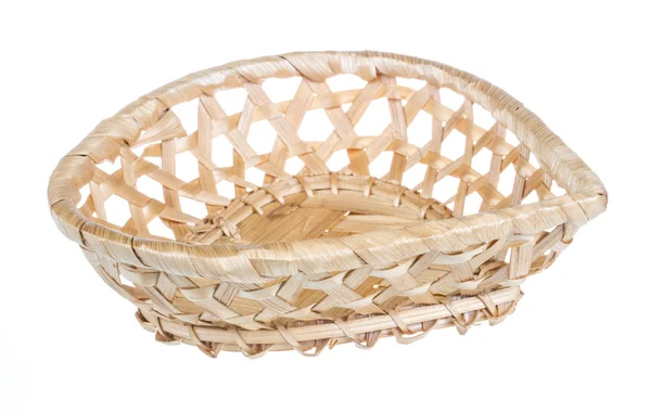 Wickerwork vazio amarelo breadbasket no fundo branco — Fotografia de Stock