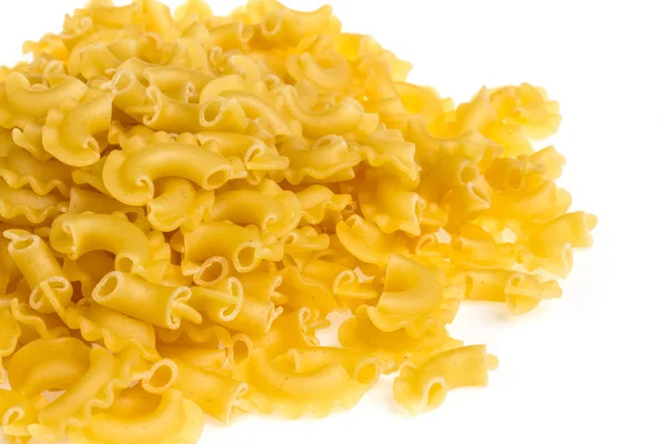 Italiaanse pasta (macaroni) geïsoleerd op witte achtergrond — Stockfoto