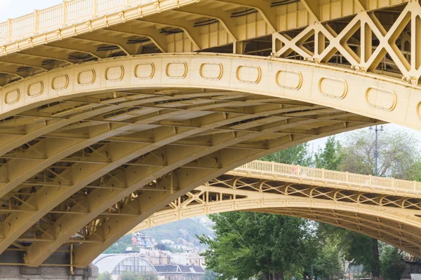 Rozhledny nedávno obnovené margit mostu v Budapešti. — Stock fotografie