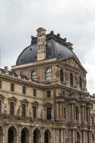 PARIGI - 7 GIUGNO: edificio del Louvre il 7 giugno 2012 al Museo del Louvre — Foto Stock