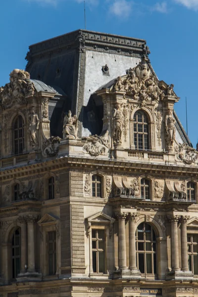 ПАРИЖ - 7 июня: Здание Лувра 7 июня 2012 года в Лувре — стоковое фото