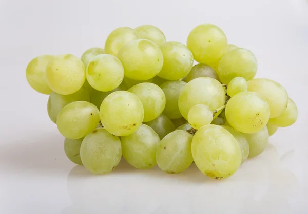 Uvas verdes frescas. Aislado sobre blanco — Foto de Stock